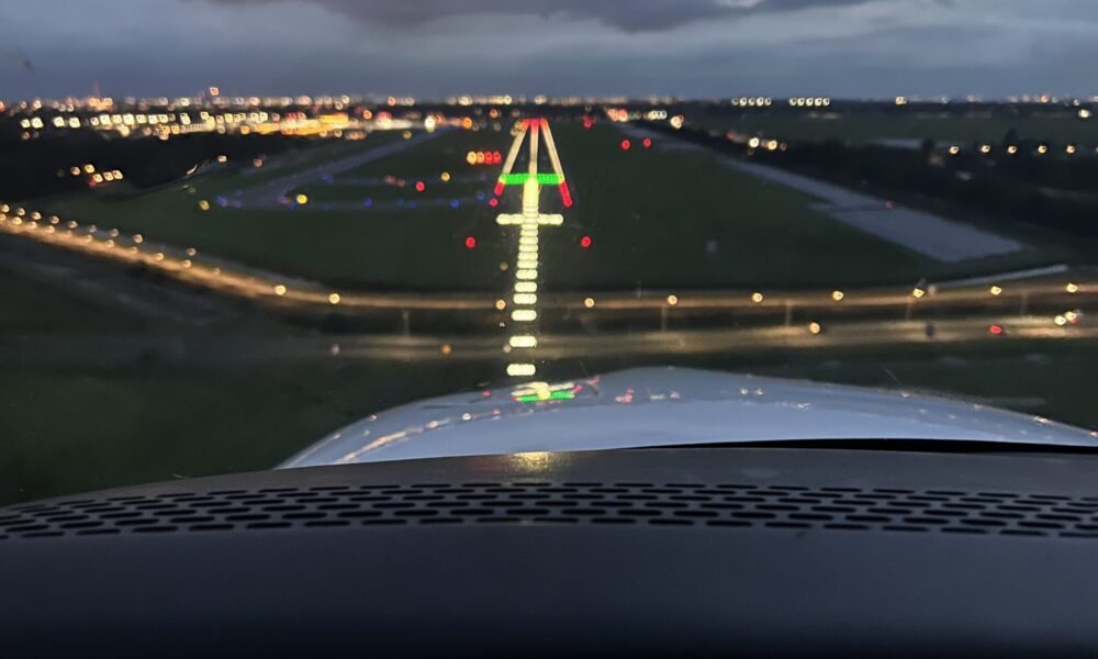 Approach runway 24 EHRD